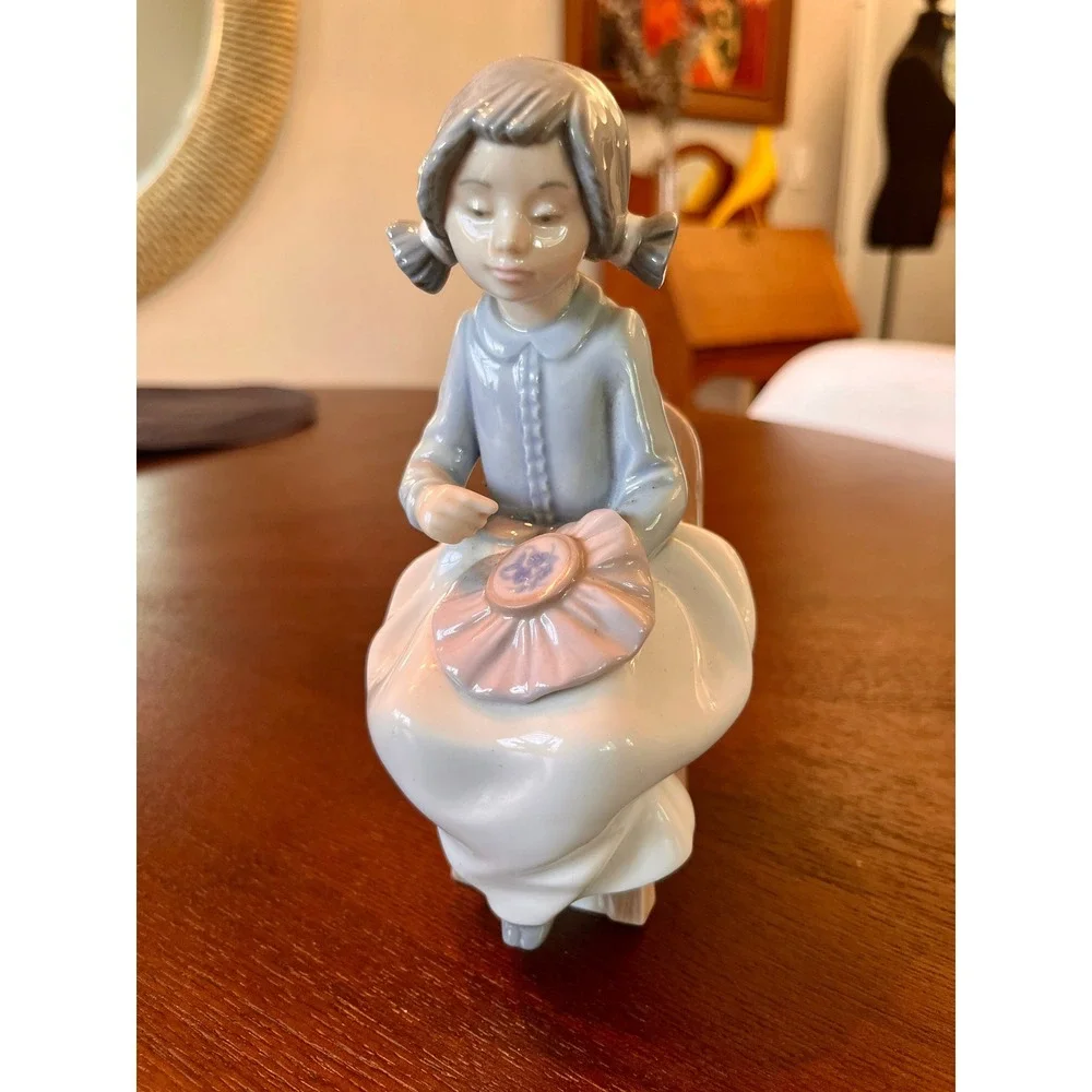 Vintage 1990 NAO Lladró Girl Sewing Embroidering Porcelain Figurine Spain 1130